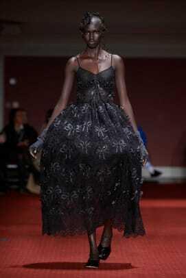 Simone Rocha London Fashion Week 2023 őszi nagy volumenű